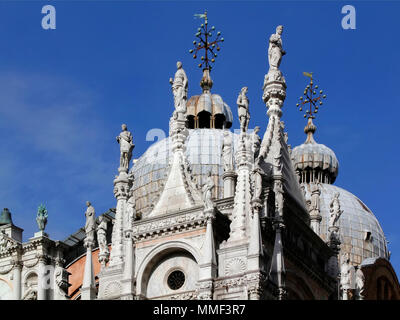 Geschnitzten Marmor Fassade im inneren Hof der Doge's Palace (Palazzo Ducale), Venedig, Itlaly Stockfoto