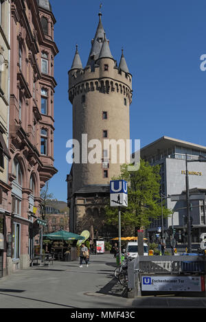 Eschenheimer Turm, dem ehemaligen Stadttor der spätmittelalterlichen Frankfurter Stadtbefestigung Stockfoto