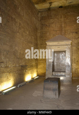 Ägypten. Tempel von Edfu. Antike Tempel zu Horus gewidmet. Ptolemäerzeit. Es war während der Herrschaft des Ptolemaios III. und Ptolemaios XII., 237-57 v. Chr. erbaut. Naos oder Schrank - wie (Sancta Sanctorum). Stockfoto