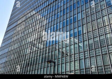 Canary Wharf in Glas reflektiert Stockfoto