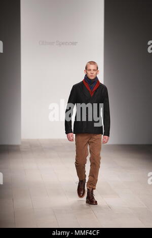 Modell auf der Landebahn von der Oliver Spencer Männer Herbst Winter Fashion Show während der London Fashion Week. London, 20. Februar 2012 Stockfoto