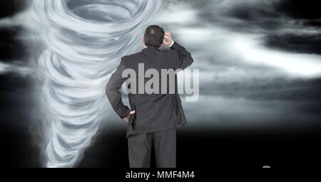 Tornado twister gemalt und dunklen Himmel mit Geschäftsmann Stockfoto