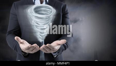 Tornado twister gemalt und dunklen Himmel mit Geschäftsmann öffnen Hände Stockfoto