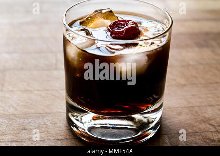 Schwarzer russischer Cocktail mit Wodka und kaffeelikör. Beverage Konzept. Stockfoto