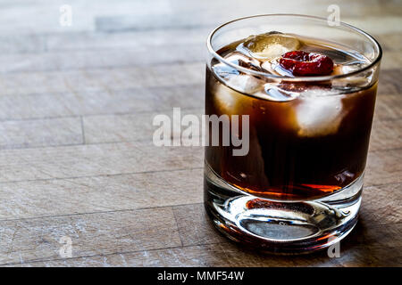 Schwarzer russischer Cocktail mit Wodka und kaffeelikör. Beverage Konzept. Stockfoto