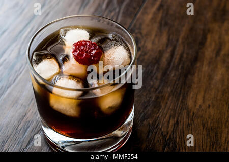 Schwarzer russischer Cocktail mit Wodka und kaffeelikör. Beverage Konzept. Stockfoto