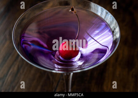 Blue Moon Cocktail mit Kirsche auf Holz- Oberfläche. Luxus Konzept. Stockfoto