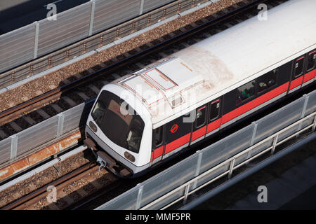 Luftaufnahme einer SMRT, den Zug entlang der Strecke Stockfoto