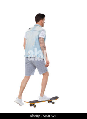 Ansicht von hinten von einem Mann mit einem Skateboard. Ansicht von hinten leute Sammlung. Rückseite Ansehen der Person. Auf weissem Hintergrund. Skateboarder in kurzen Hosen r Stockfoto