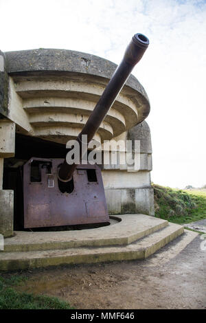 Alten gebrochenen deutsche Bunker des Atlantikwalls und Artillerie Batterie Longues sur Mer Stockfoto