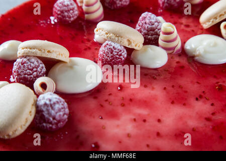 Dekoration mit Himbeeren, Schokolade und Kekse auf der Torte Stockfoto