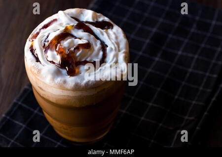 Iced Coffee Caramel Frappe/Frappuccino mit Sahne und Karamell Sirup. Beverage Konzept. Stockfoto