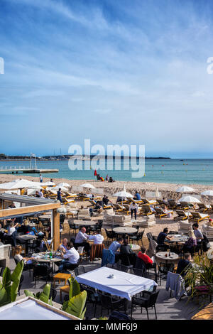 Frankreich, Cannes, Strand Restaurant auf dem französischen Riviera am Mittelmeer neben Boulevard de la Croisette Stockfoto