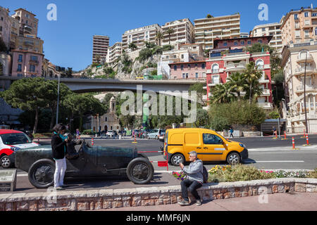 Monaco Innenstadt, Touristen, Foto bei bronze Denkmal von William Grover (Williams) in seinem Bugatti 35B, Sieger der ersten Monte Carlo Grand Pr Stockfoto