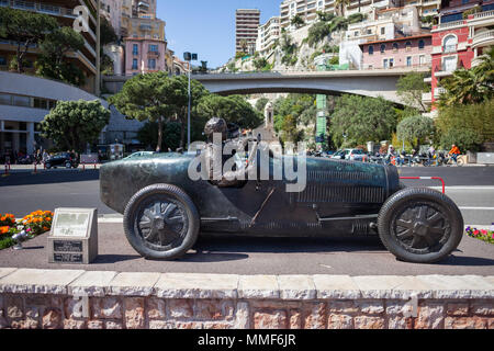 Monaco, bronzene Denkmal von William Grover (Williams) in seinem Bugatti 35B, Sieger der ersten Monte Carlo Grand Prix 1929 Stockfoto