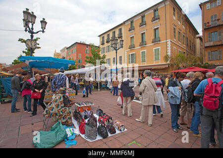 Menschen am Markt, Ort Cours Saleya, Nizza, Côte d'Azur, Alpes Maritimes, Südfrankreich, Frankreich, Europa Stockfoto