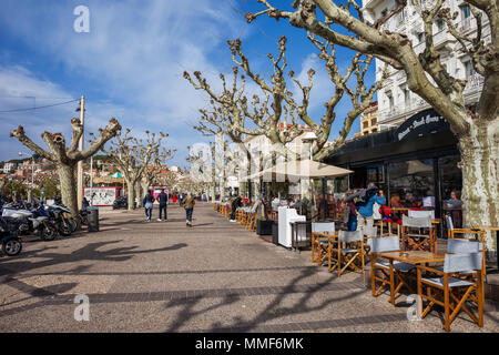 Charles de Gaulle Liberty Pfade in Cannes, Frankreich, von Bäumen gesäumten Promenade mit Restaurants und Cafes Stockfoto