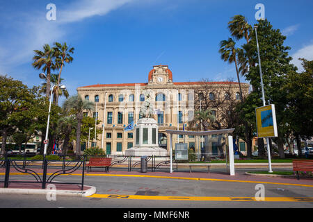 Cannes City Hall (Rathaus) Gebäude von 1877 in Frankreich und französischen Kriegerdenkmal - Denkmäler Aux Morts Stockfoto