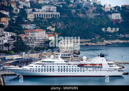 Die Luxusyacht eabourn Legende' am Hafen von Nizza, Côte d'Azur, Alpes Maritimes, Südfrankreich, Frankreich, Europa Stockfoto