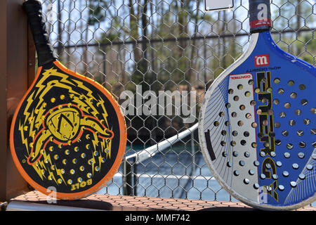 POUND RIDGE, NEW YORK - 18. April: Platform tennis Paddel sind bei privaten Club Plattform Paddle Court in Pound Ridge, New York am 18. April 2018 gesehen. Stockfoto