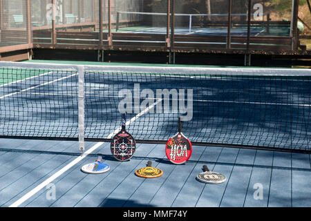 POUND RIDGE, NEW YORK - 18. April: Platform tennis Paddel sind bei privaten Club Plattform Paddle Court in Pound Ridge, New York am 18. April 2018 gesehen. Stockfoto