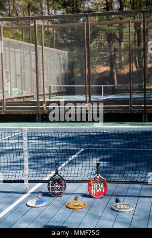 POUND RIDGE, NEW YORK - 18. April: Platform tennis Paddel sind bei privaten Club Plattform Paddle Court in Pound Ridge, New York am 18. April 2018 gesehen. Stockfoto