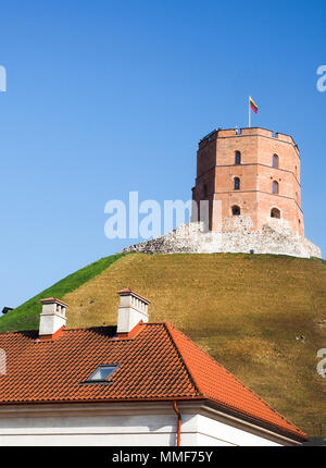 Historische Gedimino Fort Turm auf Gediminas 'Hügel in der Altstadt von Vilnius, Litauen Stockfoto