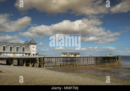 Die Pier in Penarth, in der Nähe von Cardiff, bei Ebbe. Der Pier erstreckt sich in den Bristol Channel, hat eine der höchsten Gezeiten reicht in der Welt. Stockfoto