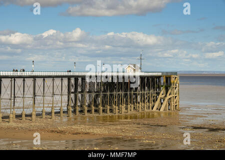 Die Pier in Penarth, in der Nähe von Cardiff, bei Ebbe. Der Pier erstreckt sich in den Bristol Channel, hat eine der höchsten Gezeiten reicht in der Welt. Stockfoto