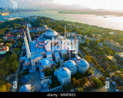 Panorama von Istanbul aus der Vogelperspektive wird erschossen von einem Dröhnen. Stockfoto