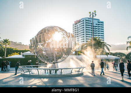 LOS ANGELES, USA - März 2018: Universal Studios weltweit am Eingang in die Universal Studios Hollywood Park, der erste Film Studio Park von Universal Studios Theme Parks auf der ganzen Welt. Stockfoto