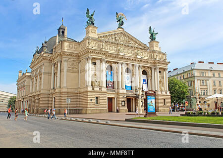 Lemberg, Ukraine - 29. JUNI 2014: Unbekannter Touristen in der Nähe von Solomiya Krushelnytska Staatlichen Akademischen Theater für Oper und Ballett (1897-1900), Lviv, Ukraine. Stockfoto