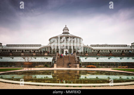 Kopenhagen botanische Gärten mit Menschen in Bewegungsunschärfe, die Reflexion in den Teich. Stockfoto