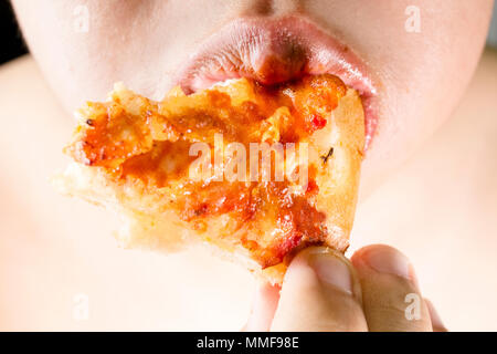 Hand halten und essen Pizza Box Set auf weißem Hintergrund. geschlossen. Freistellungspfad Stockfoto