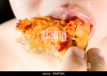 Hand halten und essen Pizza Box Set auf weißem Hintergrund. geschlossen. Freistellungspfad Stockfoto