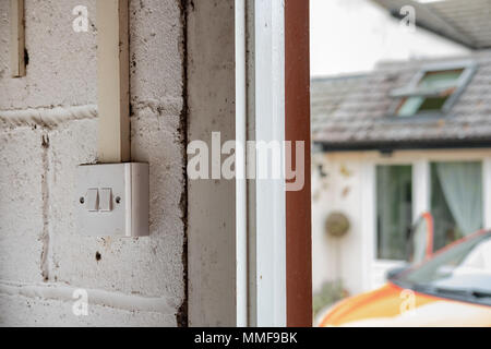 Isolierte Betrachtung der doppelten Reichweite garage Switches gesehen Neben geöffnet Garagentore. Der Hintergrund zeigt eine aus dem Auto und an der Rückseite des Hauses. Stockfoto