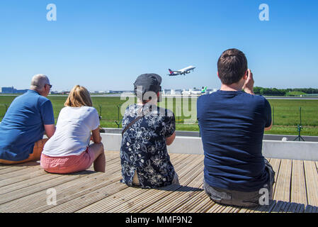 Plane Spotter auf Aircraft spotting Plattform beobachten Flugzeug von Brussels Airlines Weg von Start- und Landebahn am Flughafen Brüssel, Zaventem, Belgien Stockfoto