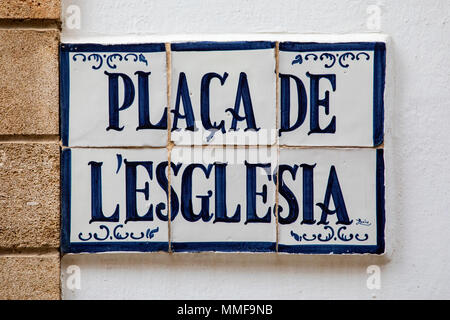 Die strasse Schild Placa de l'esglesia €™ in der historischen Altstadt von Xabia, auch als Javea, in Spanien bekannt. Stockfoto