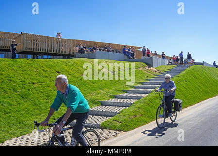 Plane Spotter auf Aircraft spotting Plattform beobachten Flugzeug von Brussels Airlines Weg von Start- und Landebahn am Flughafen Brüssel, Zaventem, Belgien Stockfoto