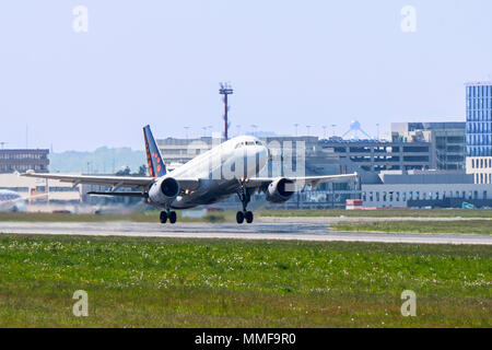 Airbus A 319-111 von Brussels Airlines Weg von Start- und Landebahn am Brussels-National Airport, Zaventem, Belgien Stockfoto