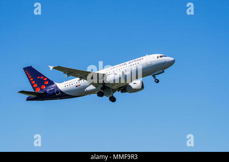 Airbus A 319-111 von Brussels Airlines im Flug über dem Brussels-National Airport, Zaventem, Belgien Stockfoto