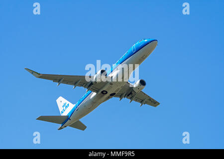 KLM Cityhopper Embraer 175, mittelfristigen zweistrahlige Jet Airliner im Flug Stockfoto