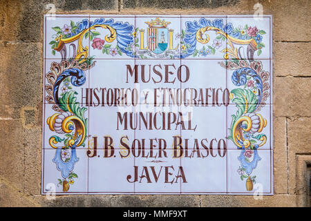 XABIA, SPANIEN - 12. APRIL 2018: Die Fliesen- Schild über dem Eingang des Archäologischen Museums in Xàbia - auch als Javea, in Spanien bekannt, am 12. April Stockfoto