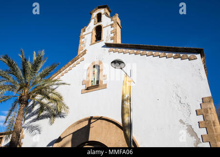 XABIA, SPANIEN - 12. APRIL 2018: Der Glockenturm des Klosters in der Altstadt von Javea - xabia - Altstadt in Spanien, am 12. April 2018. Stockfoto