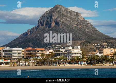 XABIA, SPANIEN - 12. APRIL 2018: Ein Blick auf den herrlichen Berg Montgo in Javea in Spanien, am 12. April 2018. Es ist auch bekannt als Elephan Stockfoto