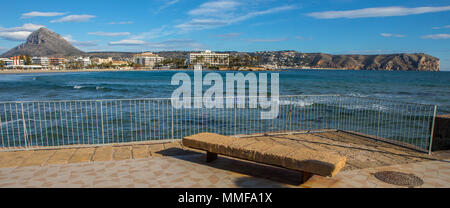Eine schöne Aussicht in Javea, Spanien. Die Ansicht, in der Sehenswürdigkeiten von Berg Montgo, Arenal Beach und Cap de Sant Antoni. Stockfoto