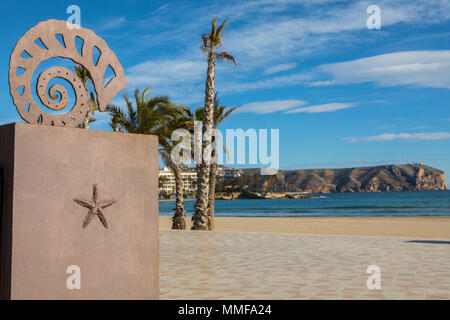 XABIA, SPANIEN - 12. APRIL 2018: Bronze sea shell Skulptur befindet sich an der Promenade entlang des Arenal in Xabia, auch als Javea, in Spanien bekannt, am 12. t Stockfoto