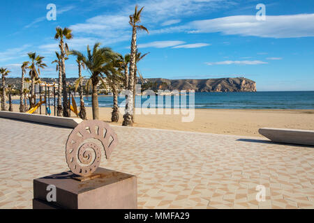 XABIA, SPANIEN - 12. APRIL 2018: Bronze sea shell Skulptur befindet sich an der Promenade entlang des Arenal in Xabia, auch als Javea, in Spanien bekannt, am 12. t Stockfoto