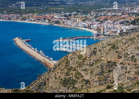 Die wunderschöne Aussicht auf Port de Xabia von Cap de Sant Antoni in Xabia, Spanien. Stockfoto