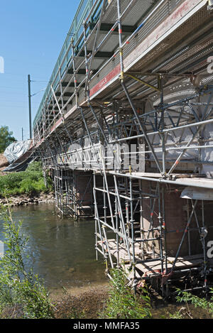 Renovierung einer alten Eisenbahnbrücke über den Fluss Nidda in Frankfurt am Main, Deutschland Stockfoto